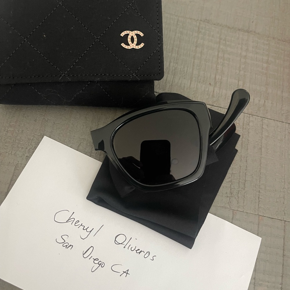 CHANEL Black and Gold Glasses with Modern Design - Picture 2 of 2